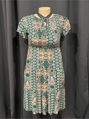 Elings XL Smocked Tiered Cape Sleeve Neck Tie Green Floral‎ Midi Boho Dress.
